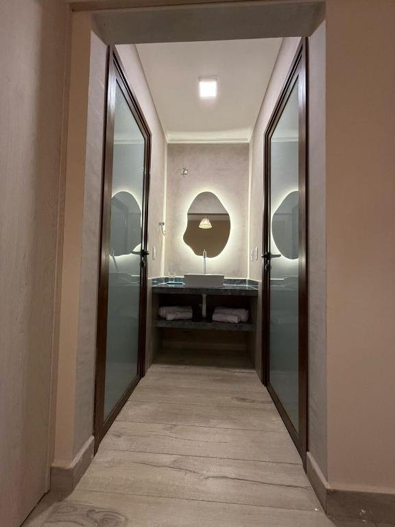 The suite's inner hallway with the bathroom spaces